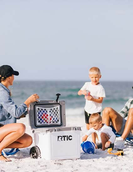 22 QT Ultra-Light Wheeled Cooler